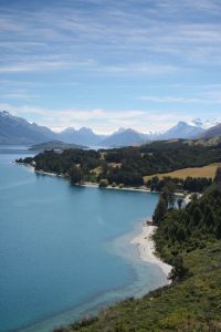 Die Küste und Berge von Neuseeland