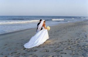 Hochzeitsreise mit Zeremonie am Meer