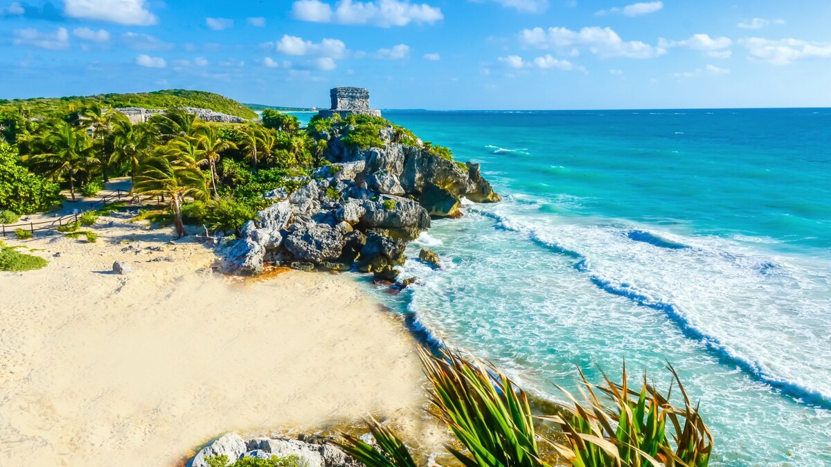 Maya-Ruinen von Tulum an einem Karibikstrand